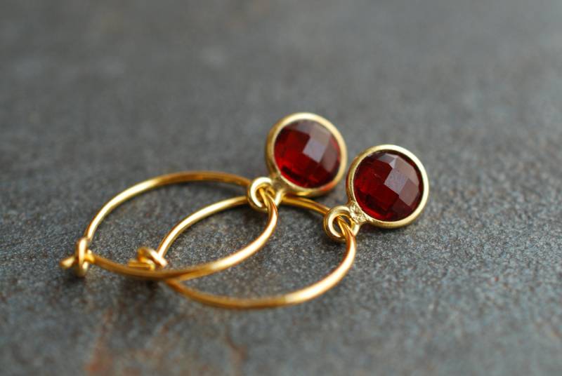 Geburtsstein-Creolen Granat/Januar-Geburtstagsgeschenke Facettierte Edelsteinohrringe . Vergoldetes Sterlingsilber von picturing