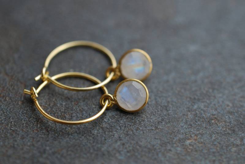 Geburtsstein-Creolen Regenbogen-Mondstein/Juni Geburtstagsgeschenke Facettierte Edelsteinohrringe, Vergoldetes Silber von picturing