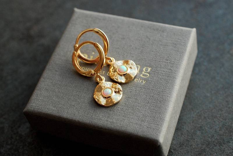 Huggie-Ohrringe Mit Opal-Ähnlichen Glassteinen . 18K Vergoldet Geschenke Für Sie von picturing