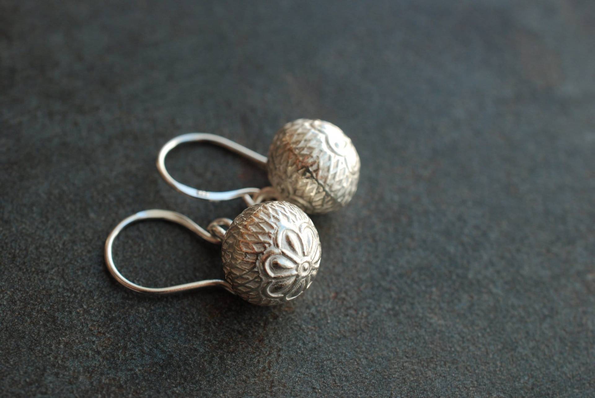 Kugel-Ohrringe Mit Blumenmuster . Sterling-Silber Schmuck Für Romantiker/Gartenliebhaber von picturing