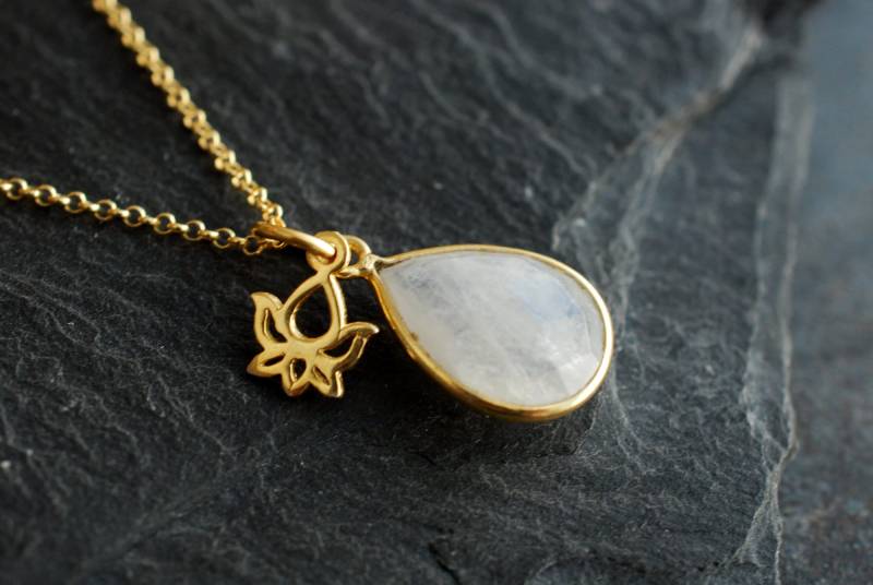 Vergoldete Kette Mit Mondstein-Tropfen Und Lotus-Anhänger/Geburtstagsgeschenke Personalisierte Geschenke von picturing