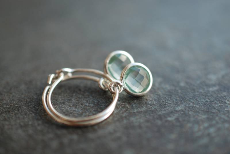 Silberne Geburtsstein-Creolen Aqua-Quarz/März Geburtstagsgeschenke Facettierte Edelsteinohrringe . 925Er Silber von picturing