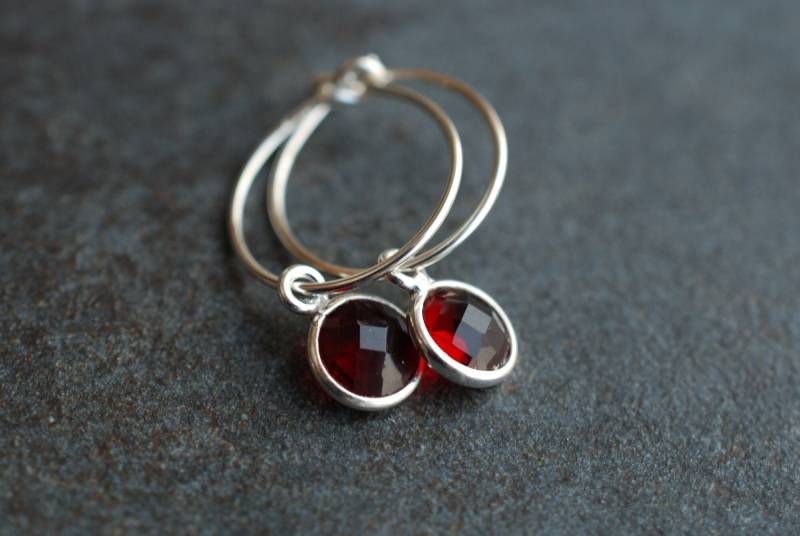 Silberne Geburtsstein-Creolen Granat/Januar-Geburtstagsgeschenke Facettierte Edelsteinohrringe . 925Er Silber von picturing