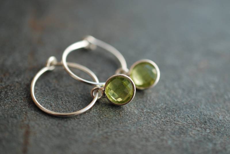 Silberne Geburtsstein-Creolen Peridot . August Geburtstagsgeschenke Facettierte Edelsteinohrringe, 925Er Silber von picturing