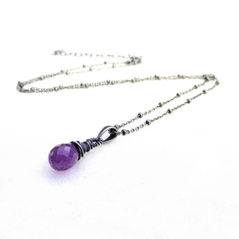 Amethyst-Briolette-Anhänger Mit Schwarzer Sterlingsilber-Kette, Februar-Geburtsstein, Minimale Violette Steinhalskette Amethyst-Briolette-Anhänger Mit Schwarzer Sterlingsilber-Kette, Februar-Geburtsstein, Minimale Violette Steinhalskette von pieceofART