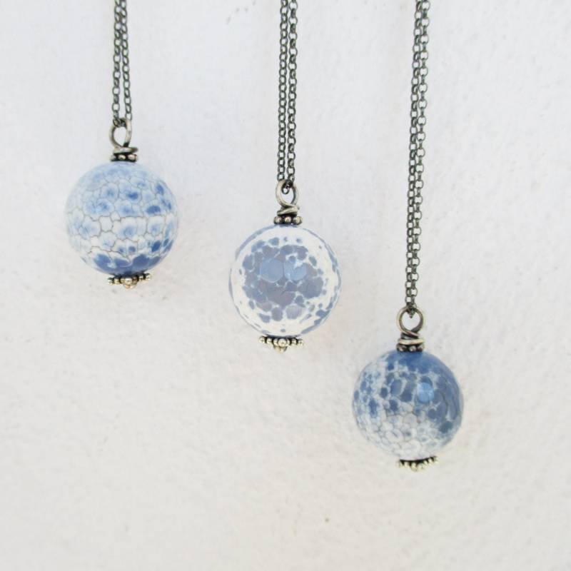 Blauer Achat Kugel-Anhänger-Halskette Mit Oxidierter Sterlingsilber-Kette Blauer Achat Kugel-Anhänger-Halskette Mit Oxidierter Sterlingsilber-Kette von pieceofART
