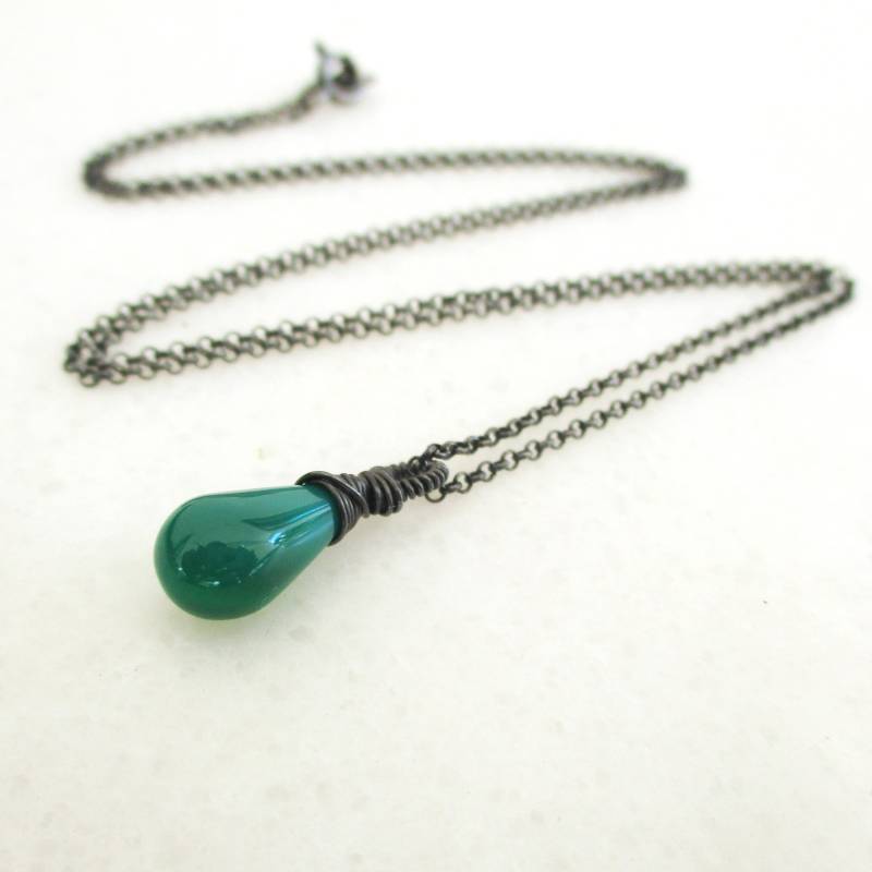 Draht Gewickelt Grün Onyx Briolette Anhänger Mit Oxidierte Sterling Silber Kette, Minimal Edelstein Halskette Draht Gewickelt Grün Onyx Briolette Anhänger Mit Oxidierte Sterling Silber Kette, Minimal Edelstein Halskette von pieceofART