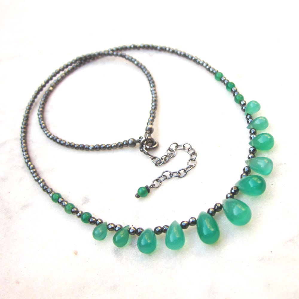 Grüner Onyx Und Hämatit Briolette Halskette Zierlicher Edelstein Schmuck Grüner Onyx Und Hämatit Briolette Halskette Zierlicher Edelstein Schmuck von pieceofART