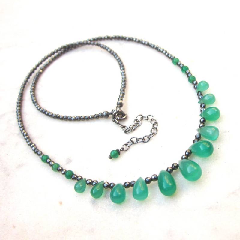 Grüner Onyx Und Hämatit Briolette Halskette Zierlicher Edelstein Schmuck von pieceofART