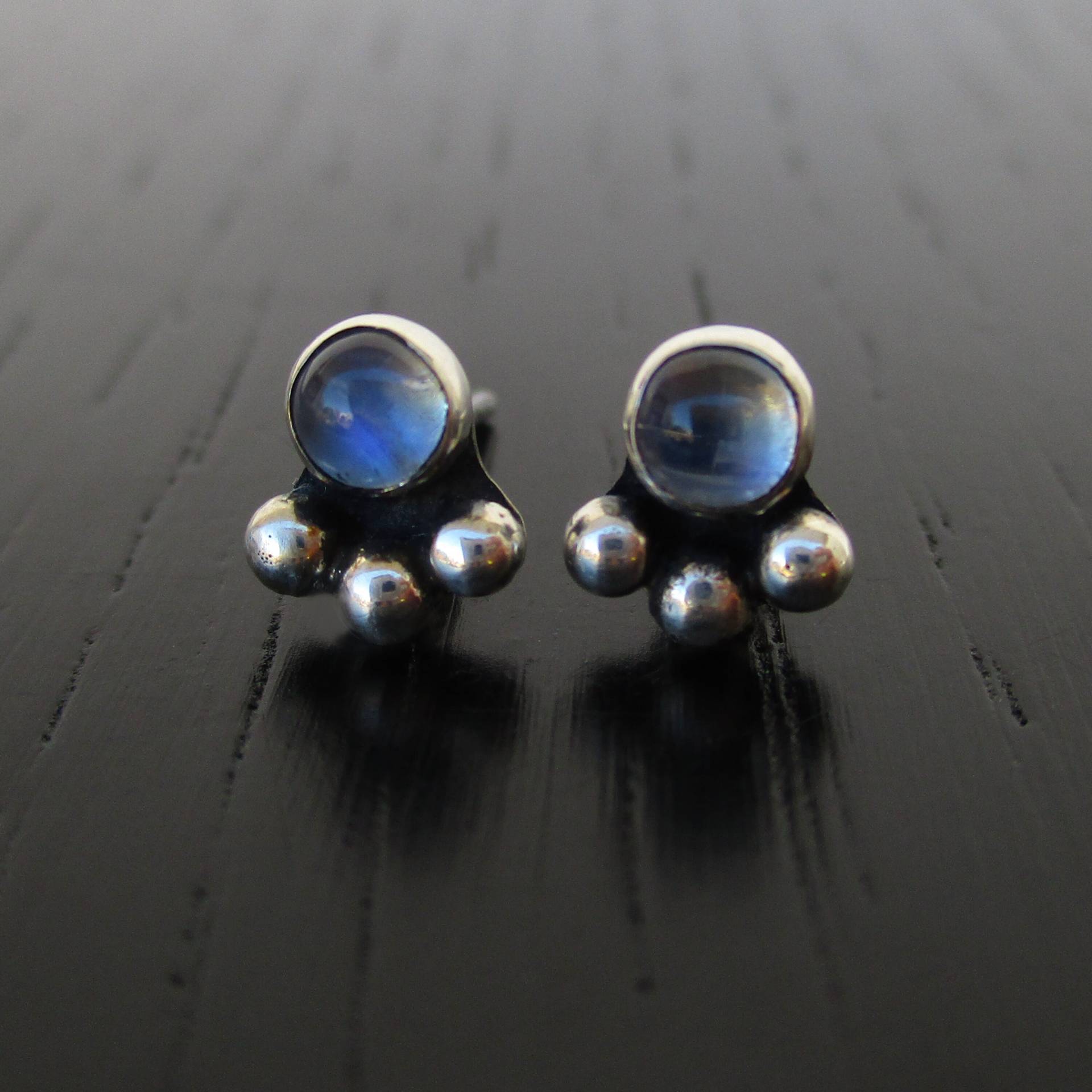 Regenbogen Mondstein Ohrstecker Mit Sterling Silber Ball Detail Und 4 Mm Edelstein Regenbogen Mondstein Ohrstecker Mit Sterling Silber Ball Detail Und 4 Mm Edelstein von pieceofART