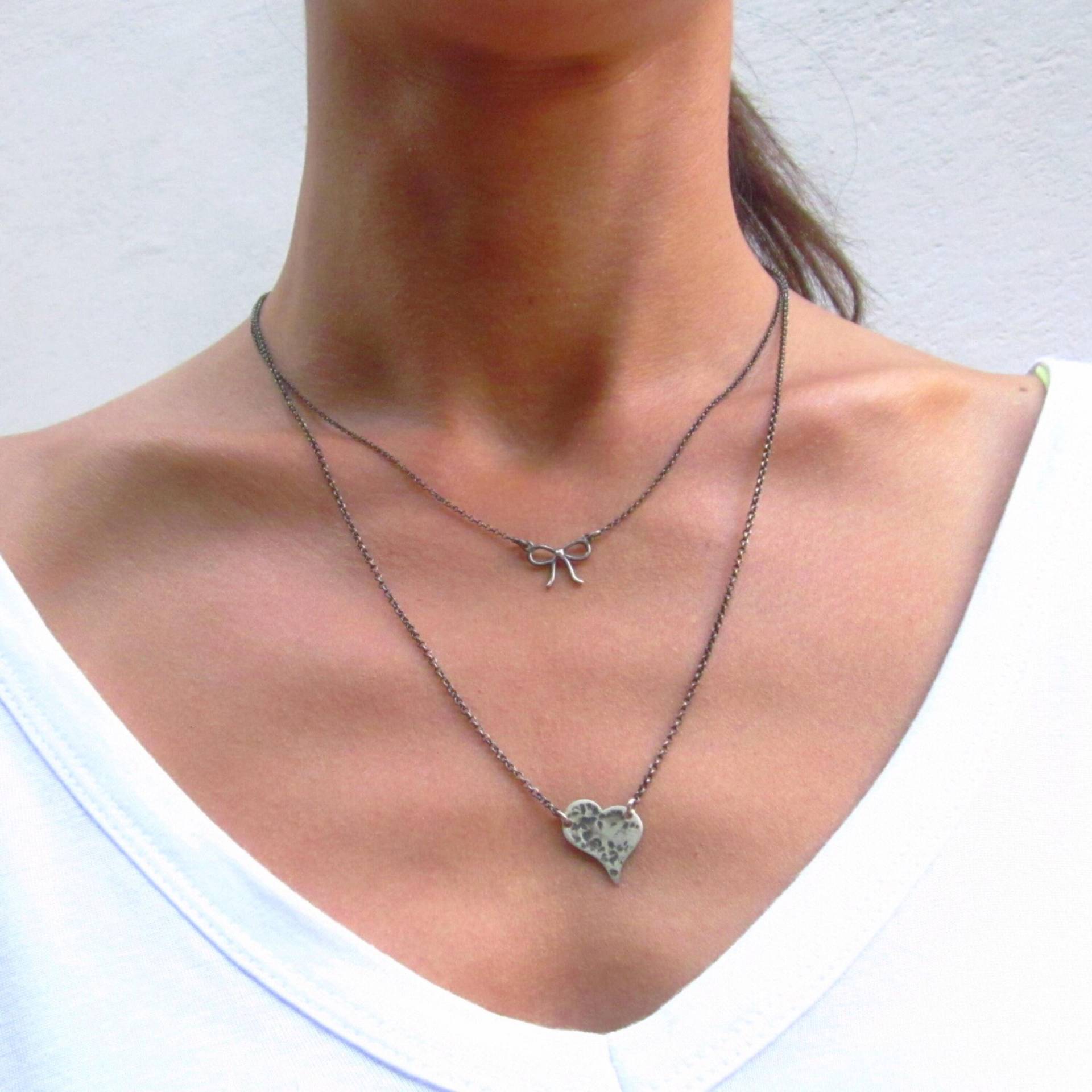 Schleifen -Halskette Aus Oxidiertem Sterlingsilber Zierlicher Schmuck Für Jeden Tag Schleifen -Halskette Aus Oxidiertem Sterlingsilber Zierlicher Schmuck Für Jeden Tag von pieceofART