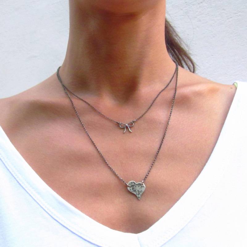 Schleifen -Halskette Aus Oxidiertem Sterlingsilber Zierlicher Schmuck Für Jeden Tag von pieceofART