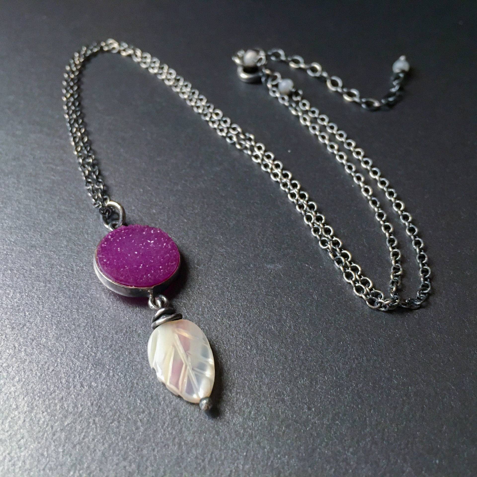 Lila Druzy Anhänger Geschnitztes Perlmutt Blatt, Oxidierte Sterling Silber Kette Lila Druzy Anhänger Geschnitztes Perlmutt Blatt, Oxidierte Sterling Silber Kette von pieceofART