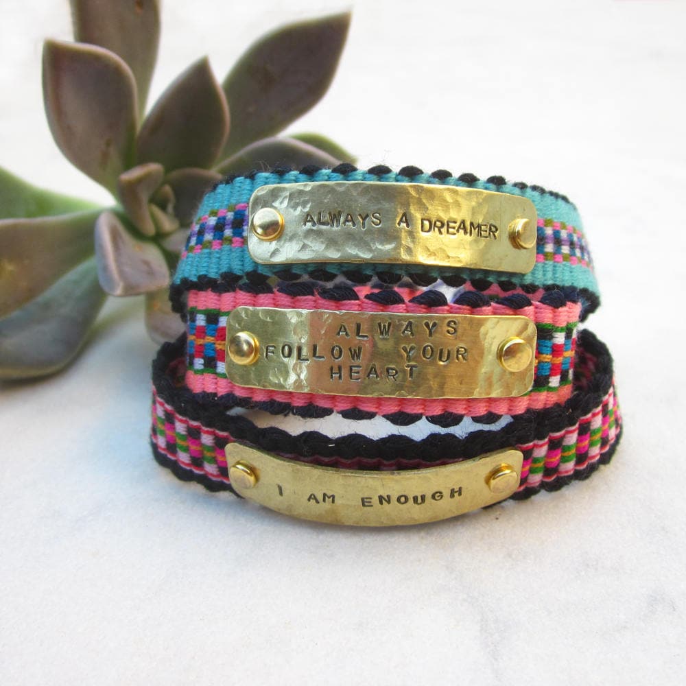 Handgestempeltes Manschetten Armband Boho Gewebter Freundschaftsschmuck Handgestempeltes Manschetten Armband Boho Gewebter Freundschaftsschmuck von pieceofART