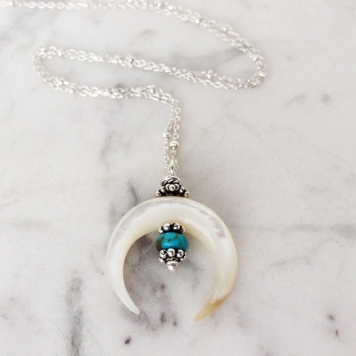 Perlmutt Halbmond Halskette Mit Nacozari Türkis Und Sterling Silber Kette, Boho Schmuck Perlmutt Halbmond Halskette Mit Nacozari Türkis Und Sterling Silber Kette, Boho Schmuck von pieceofART