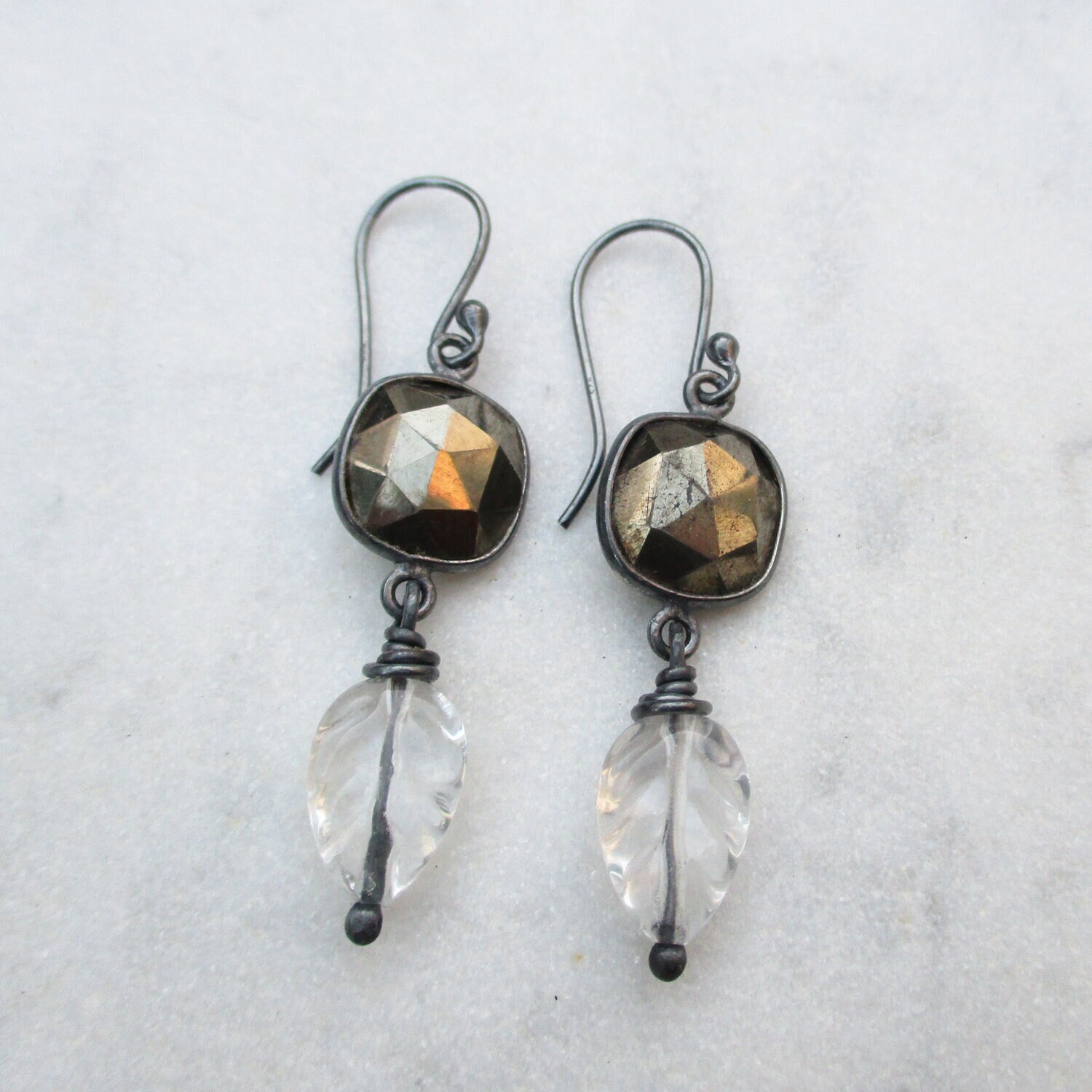 Oxidierte Sterling Silber Ohrringe Mit Geschnitzten Quarzblättern Und Facettierten Kissenschliff Pyrit Steinen Oxidierte Sterling Silber Ohrringe Mit Geschnitzten Quarzblättern Und Facettierten Kissenschliff Pyrit Steinen von pieceofART