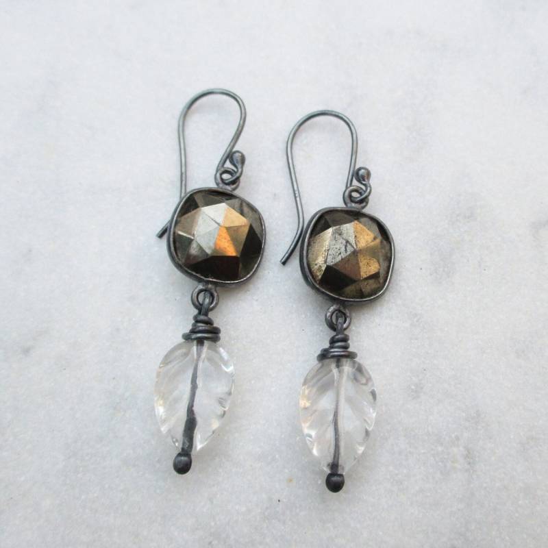 Oxidierte Sterling Silber Ohrringe Mit Geschnitzten Quarzblättern Und Facettierten Kissenschliff Pyrit Steinen Oxidierte Sterling Silber Ohrringe Mit Geschnitzten Quarzblättern Und Facettierten Kissenschliff Pyrit Steinen von pieceofART