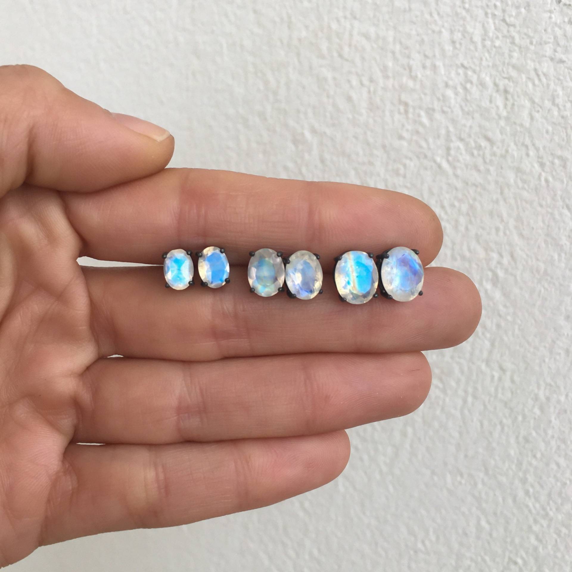 Oxidierte Sterling Silber Regenbogen Mondstein Ohrstecker, Oval Edelstein Beiträge Oxidierte Sterling Silber Regenbogen Mondstein Ohrstecker, Oval Edelstein Beiträge von pieceofART