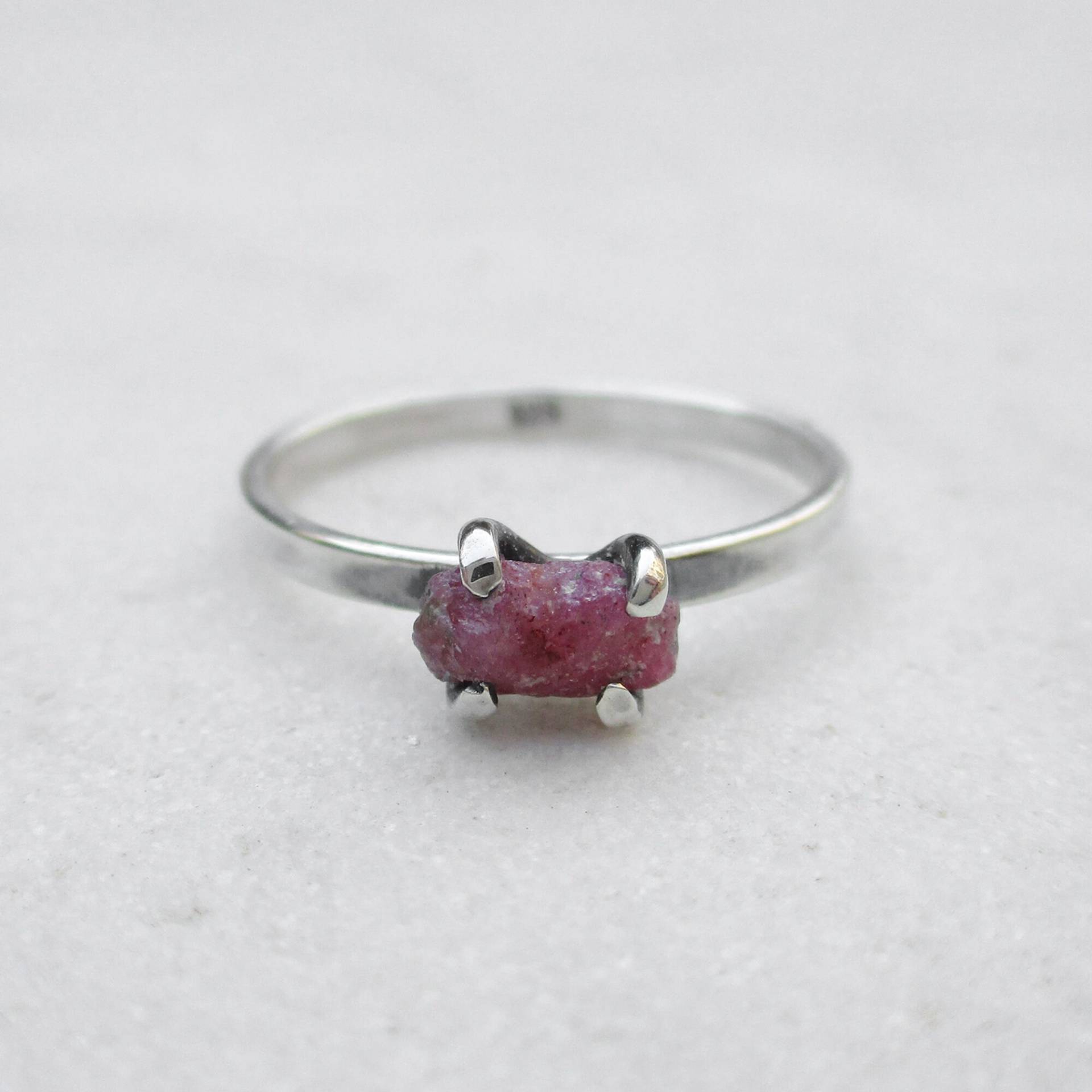 925 Sterling Silber Bandring Mit Rohem Rubin 925 Sterling Silber Bandring Mit Rohem Rubin von pieceofART