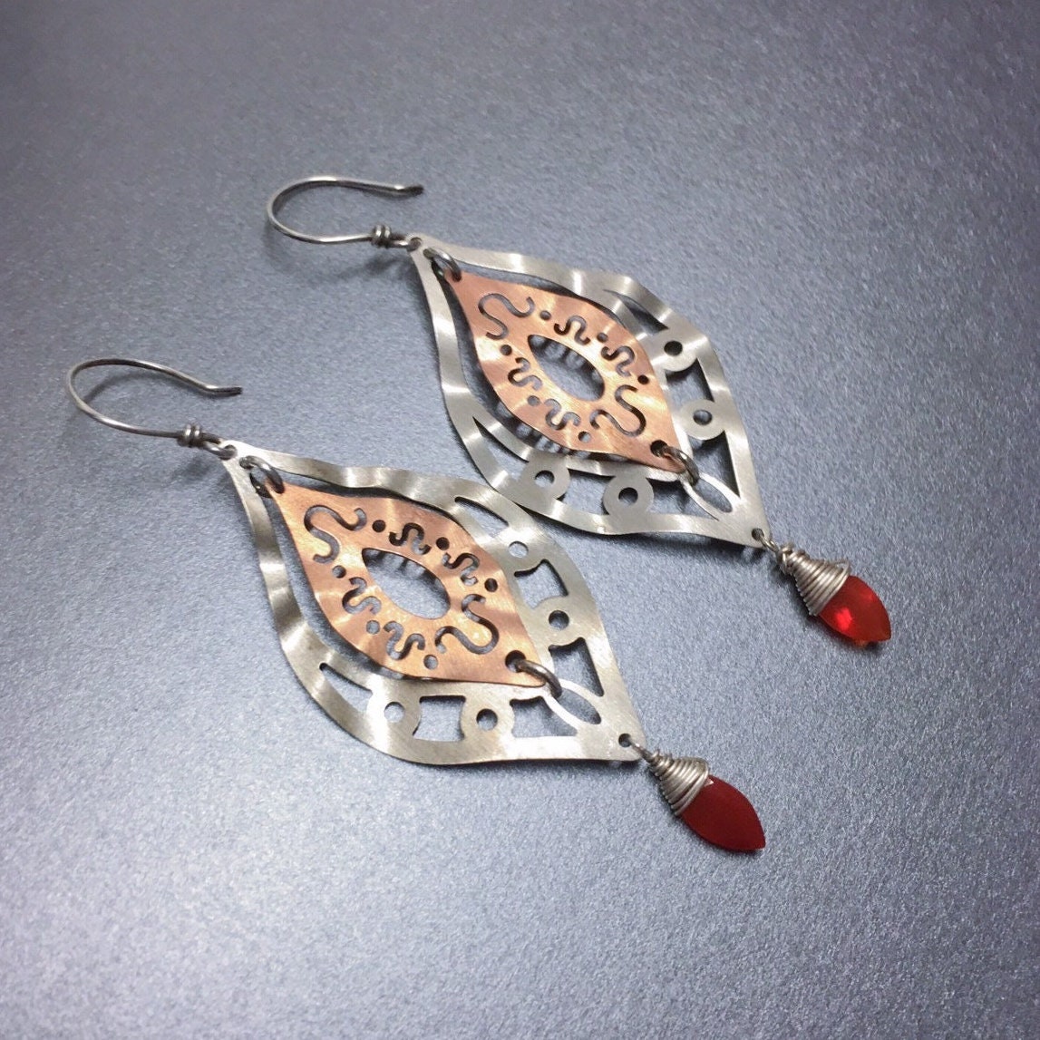 Sterling Silber Und Rose Gold Finish Ohrringe Mit Karneol Edelsteinen, Statement Im Spitzen Design Sterling Silber Und Rose Gold Finish Ohrringe Mit Karneol Edelsteinen, Statement Im Spitzen Design von pieceofART