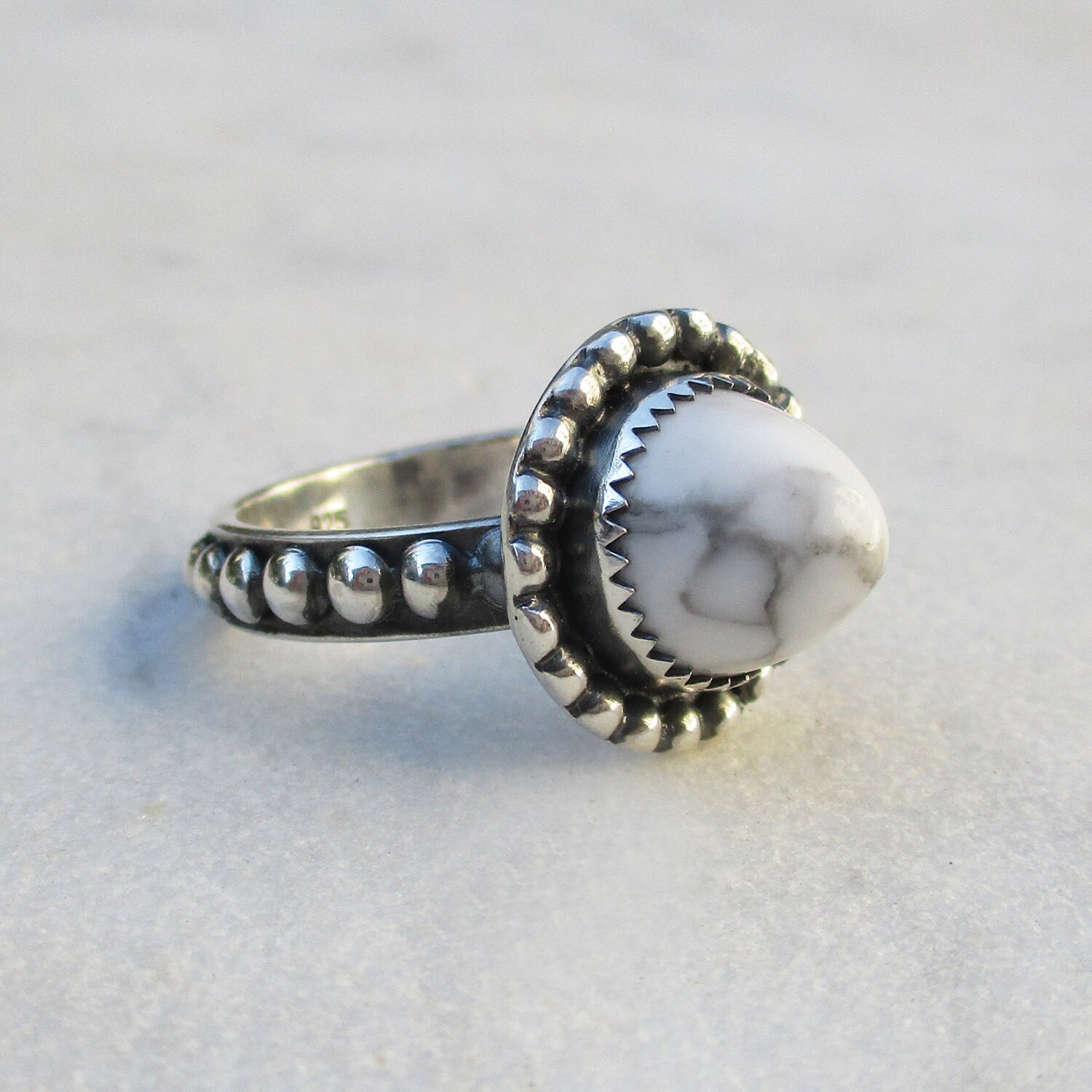 Sterling Silber Ring Mit Blau Marmorierten Stein Kugeln, Boho Edelstein Ring, Moderner Stapelring Kugelverziertem 4mm Band Sterling Silber Ring Mit Blau Marmorierten Stein Kugeln, Boho Edelstein Ring, Moderner Stapelring Kugelverziertem 4mm Band von pieceofART