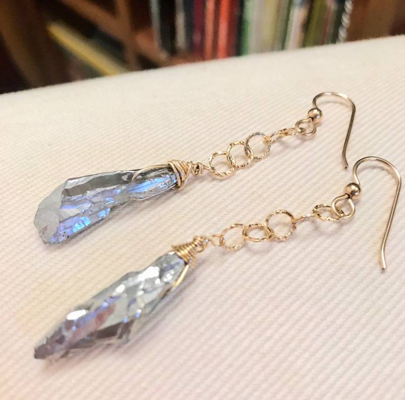 Bergkristall Ohrringe - Titanquarz Statement Mit Gehämmerter Goldkette Rockstar von piedrastudio