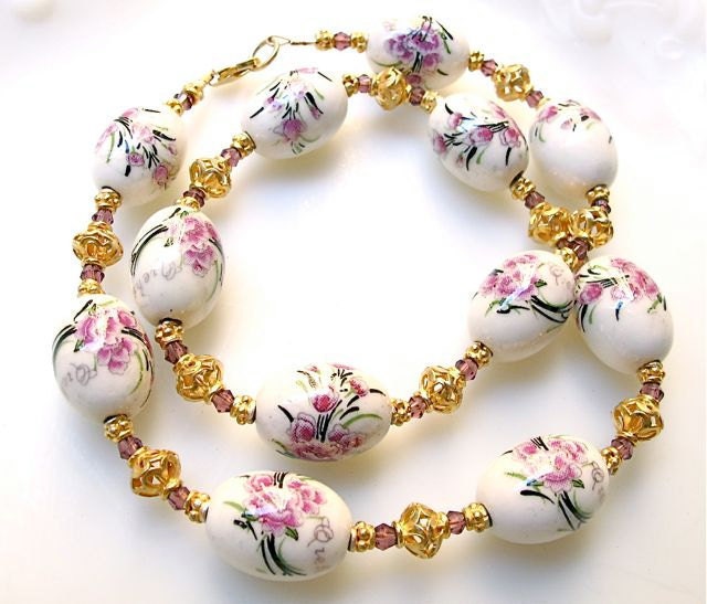 "Weiße Und Violette Handbemalte Keramikperlenkette Mit Violettem Kristall Goldenen Filigranen Perlen "Luscious" "Weiße Und Violette Handbemalte Keramikperlenkette Mit Violettem Kristall Goldenen Filigranen Perlen "Luscious" von piedrastudio