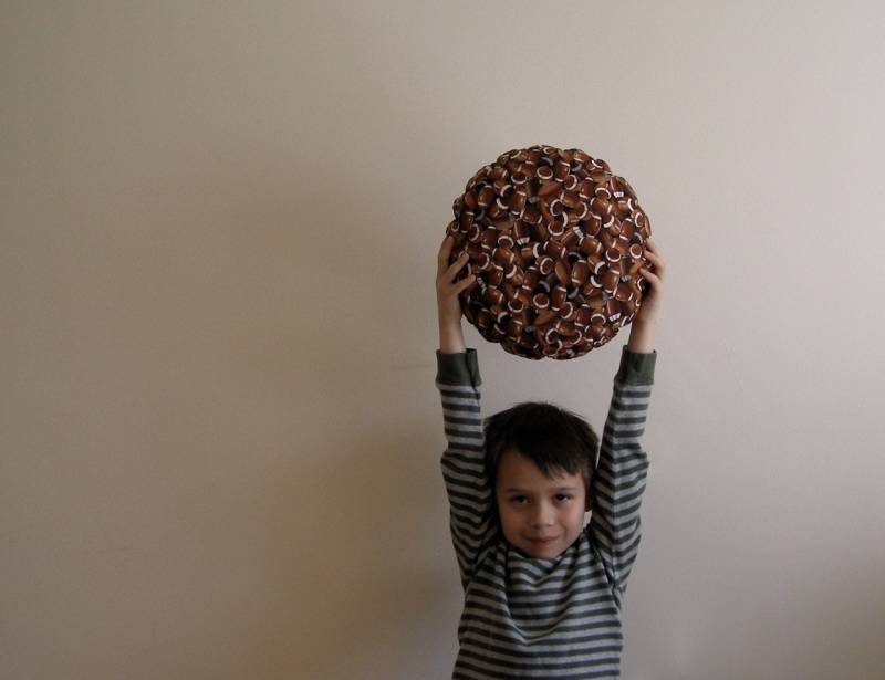 Fußball-Kissen - Runde Kissen Mit Schlafzimmer Dekor Sport-Thema Schwarz Und Braun-Reißverschluss-Tasche von pigglyandpebbles