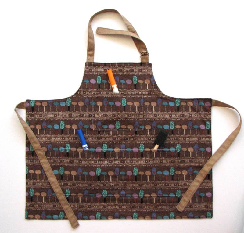 Schürze-Wald Inspiriert Reversible Kinder Schürze Oder Kunst-Kittel Mit Bunten Baum Print-Taschen von pigglyandpebbles