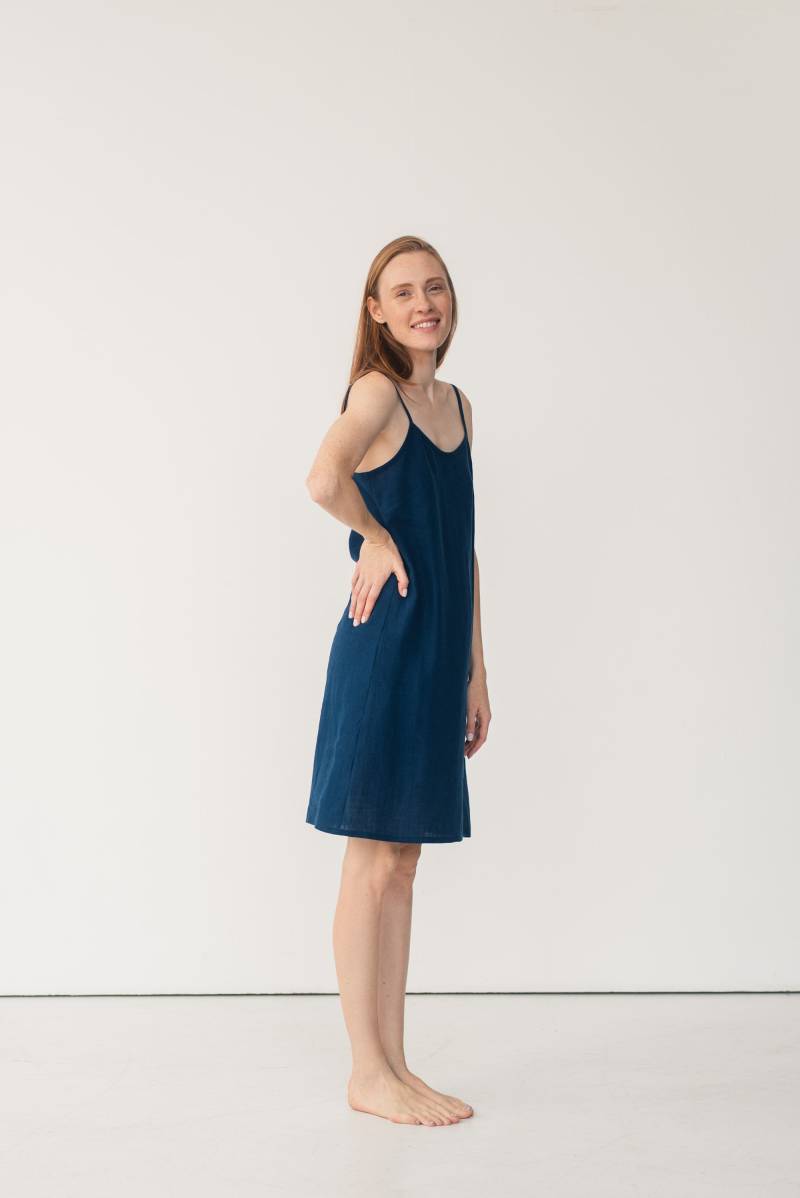 Leinen Slip Kleid Für Frauen, Marineblaues Ärmelloses Sommerkleid, Midi Hemdchen Mit Verstellbaren Trägern - Adela Trägerkleid von pillowandpajamas