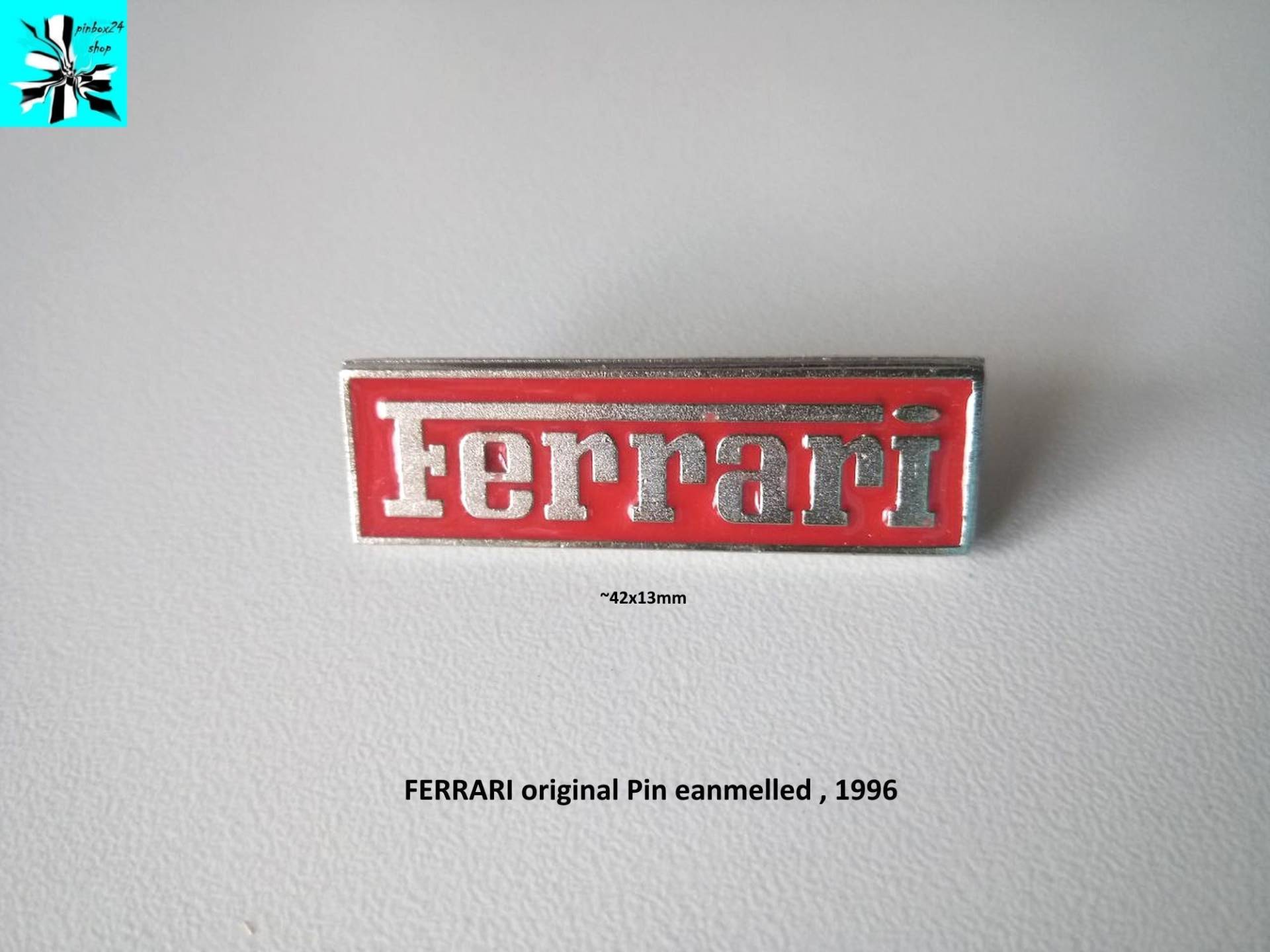 Einzigartiger Ferrari Schriftzug Pin Emailliert Von 1996 von pinbox24shop
