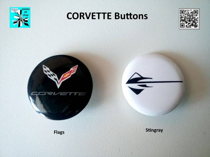 Feiere Die Corvette-Flaggen Und Stingray-Buttons - Perfekte Geschenkidee 1 Set = 2 Buttons von pinbox24shop
