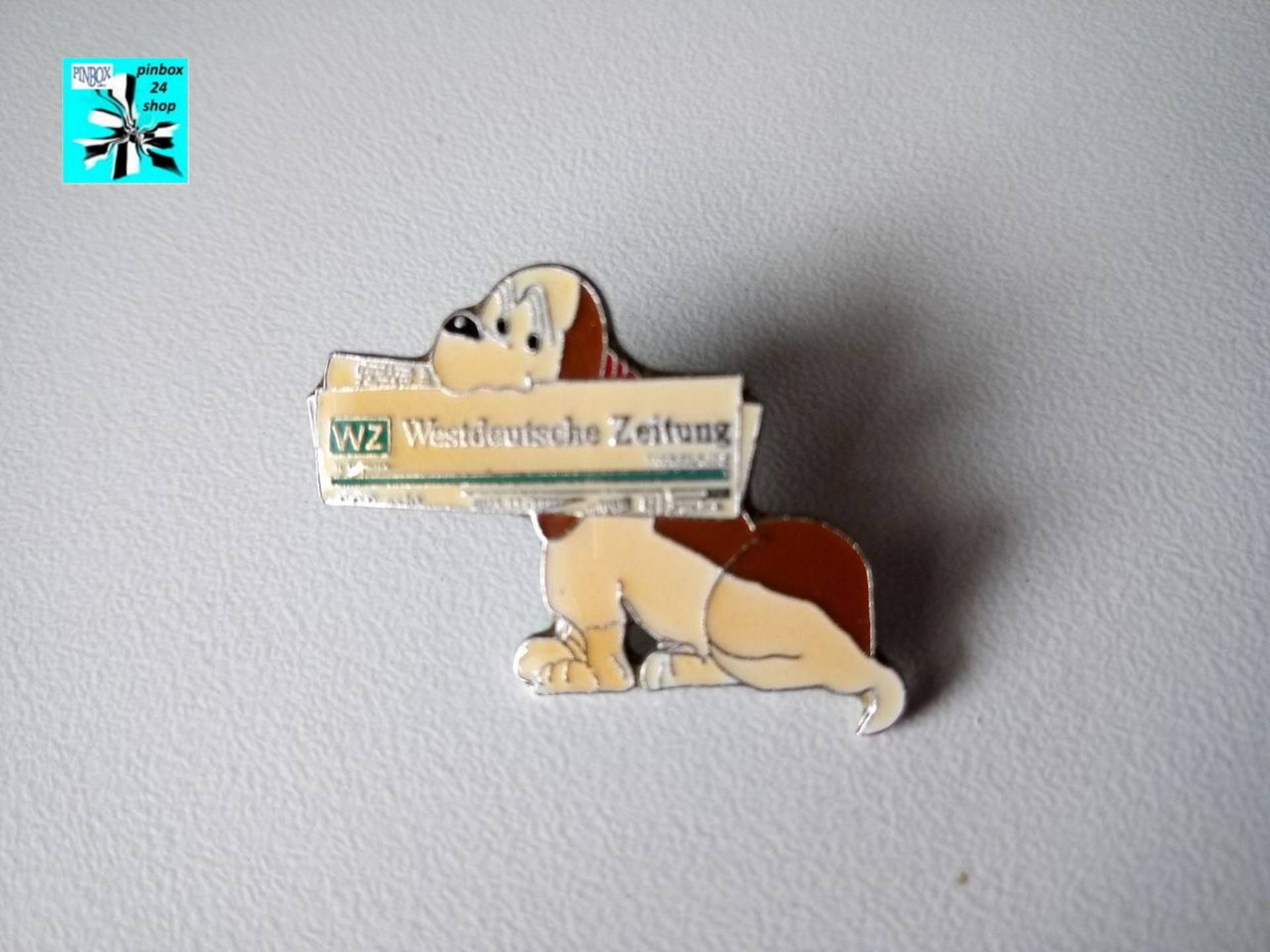 Hund Mit Zeitung | Wz Westdeutsche Zeitung Comic Pin Epoxyd Von 1994 - 29x23mm von pinbox24shop