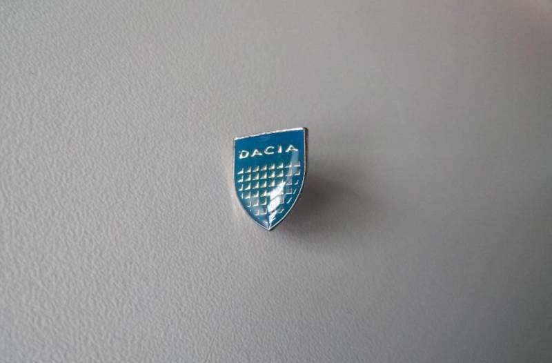 Original Dacia Logo Pin - Ein Stück Automobilgeschichte von pinbox24shop