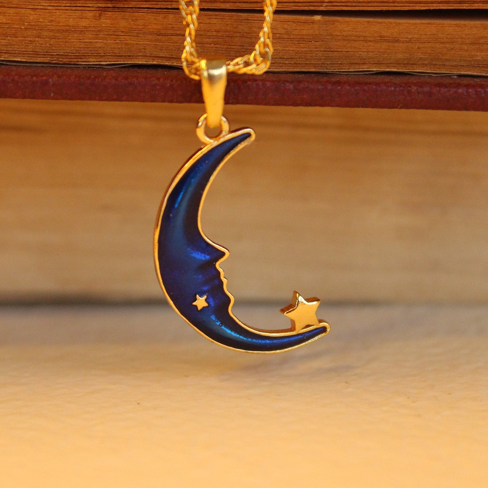 Emaillierte Halbmond Kette, Mond Halskette, 24K Vergoldet, Messing, Geburtstagsgeschenk, Geschenk Für Sie, Astrologie Minimalist Halskette Emaillierte Halbmond Kette, Mond Halskette, 24K Vergoldet, Messing, Geburtstagsgeschenk, Geschenk Für Sie, Astrologie Minimalist Halskette von pineapplejewelsco