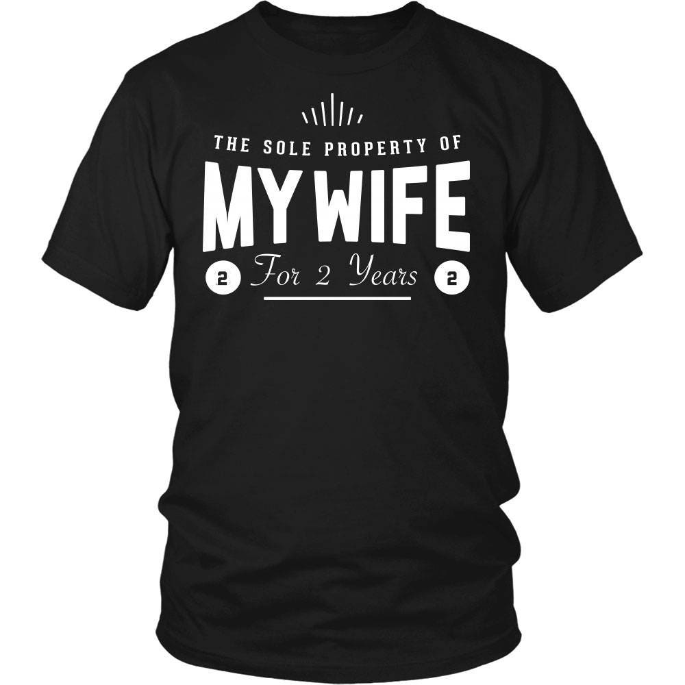 Alleinige Eigentum Von Meiner Frau Für 2 Jahre T-Shirt, 2. Hochzeit Jahrestag Geschenke Männer, Die Ihn Mann Alleinige Eigentum Von Meiner Frau Für 2 Jahre T-Shirt, 2. Hochzeit Jahrestag Geschenke Männer, Die Ihn Mann von pinewayart