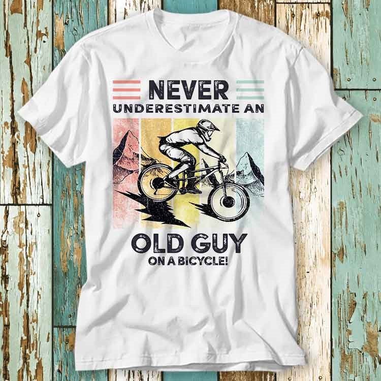 Lustiger Radfahrer Never Underestimate An Old Guy On A Bicycle T Shirt Top Design Unisex Damen Herren T-Shirt Retro Mode Vintage S722 von pinkSHARKs