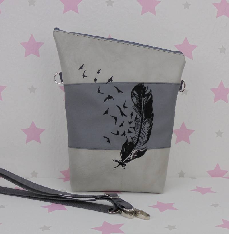 Pinkesterne Handtasche Feder Umhängetasche Schultertasche Kunstleder Grau Beige von pinkeSterne