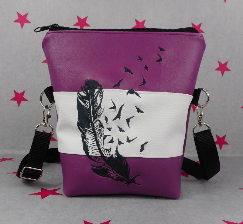 Pinkesterne Kleine Handtasche Umhängetasche Schultertasche Kunstleder Bestickt Stickerei Handmade Lila Weiß Feder von pinkeSterne