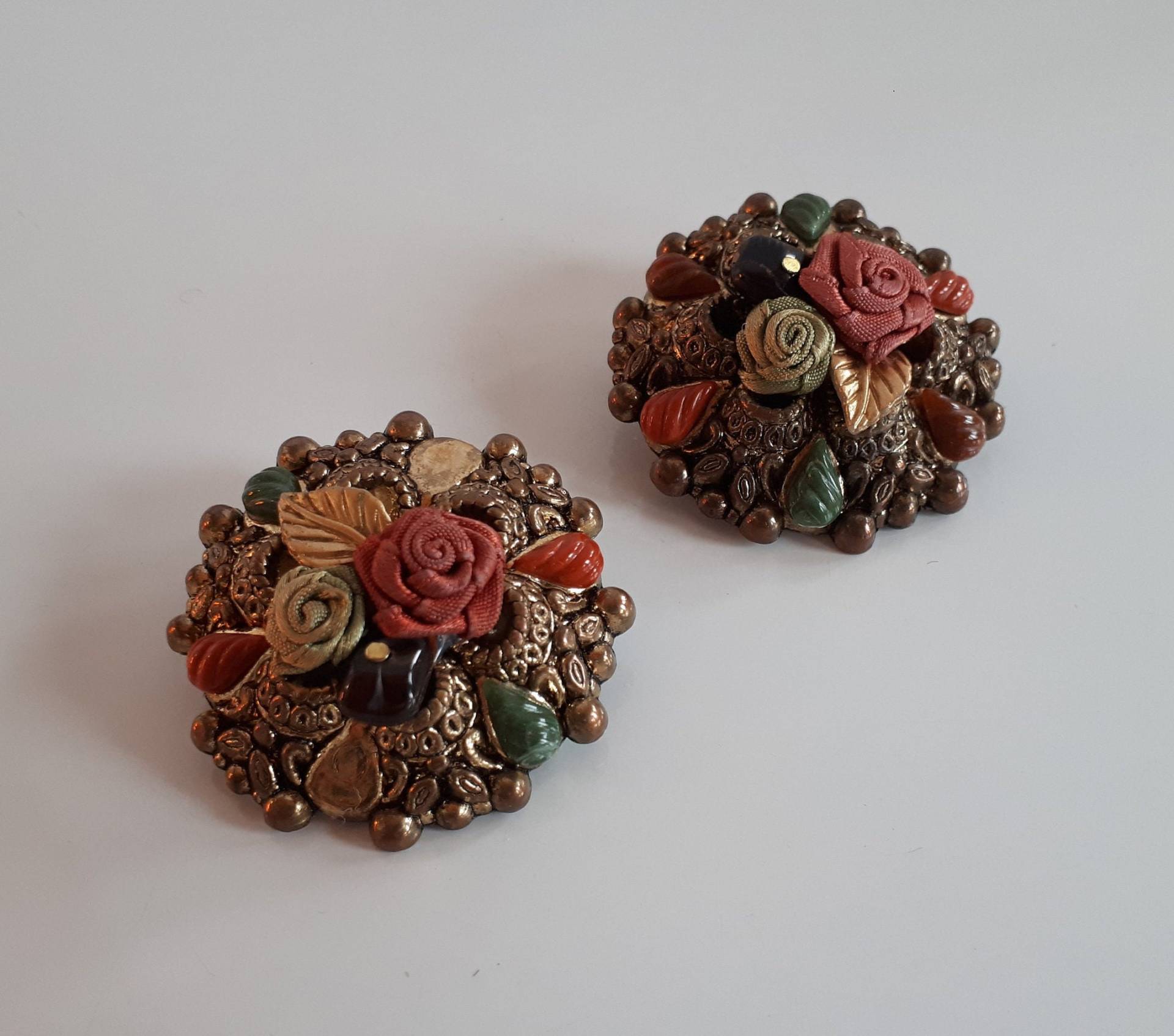 Landebahn Vintage Formte Goldfarbene Kunststoff Ohrclips Mit Floralem Design Rot Grün Akzent Seide Rosen Landebahn Vintage Formte Goldfarbene Kunststoff Ohrclips Mit Floralem Design Rot Grün Akzent Seide Rosen von pinklilashop
