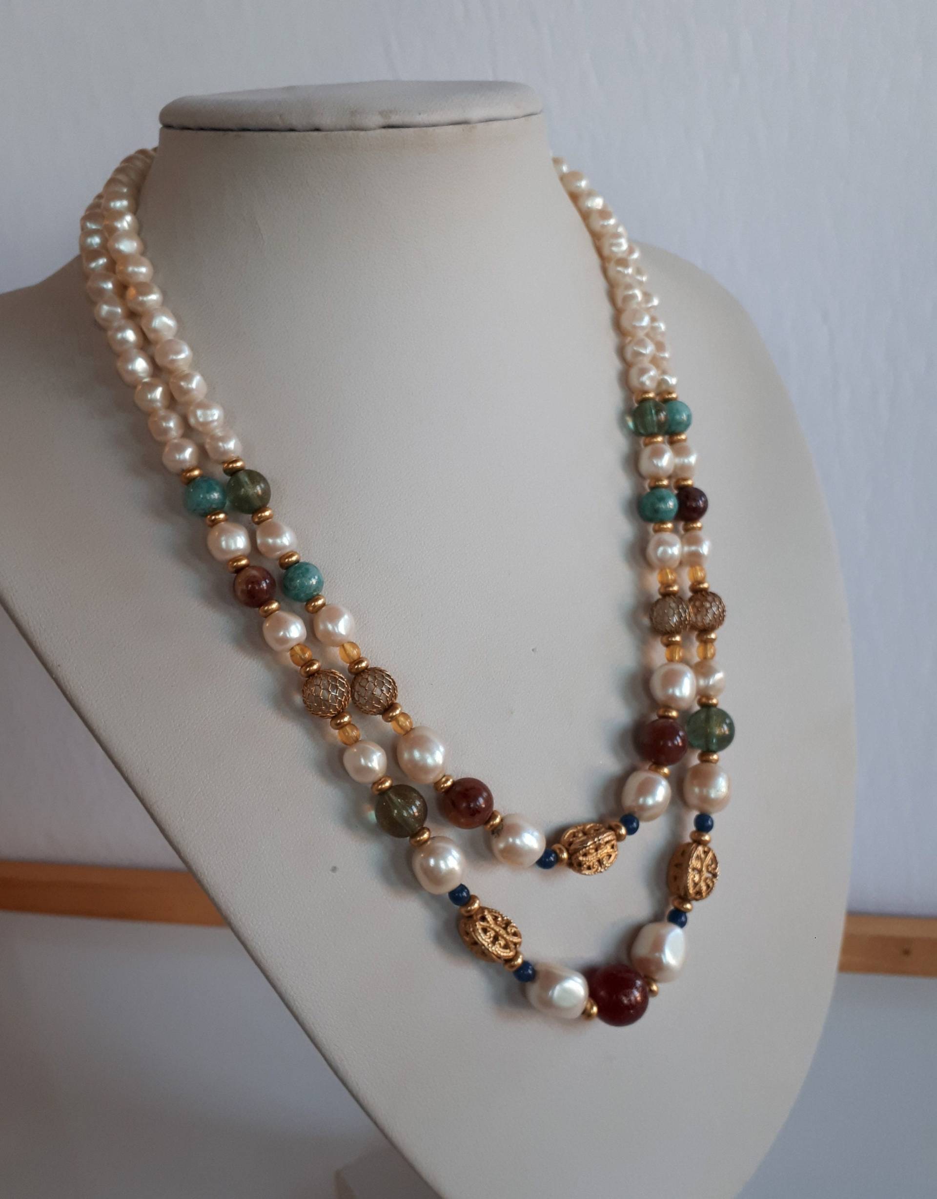 Vintage Liz Claiborne Signierte Kunstperlen Imitat Edelstein Gold Metall Filigran 2Reihig Perlen Halskette Vintage Liz Claiborne Signierte Kunstperlen Imitat Edelstein Gold Metall Filigran 2Reihig Perlen Halskette von pinklilashop