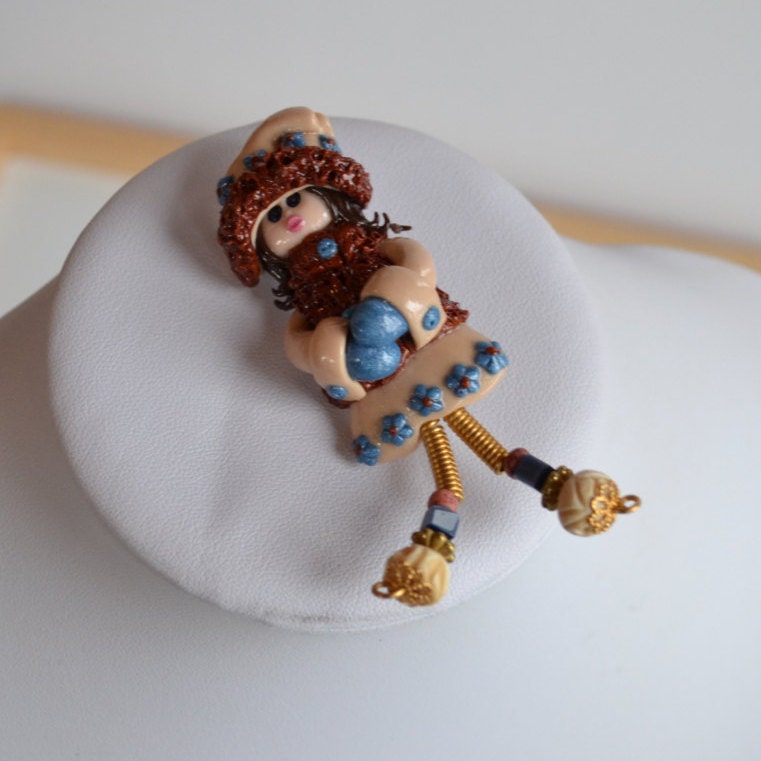 Vintage Mädchen Brosche Aus Modelliermasse Giroflée Et Compagnie, Canada von pinklilashop