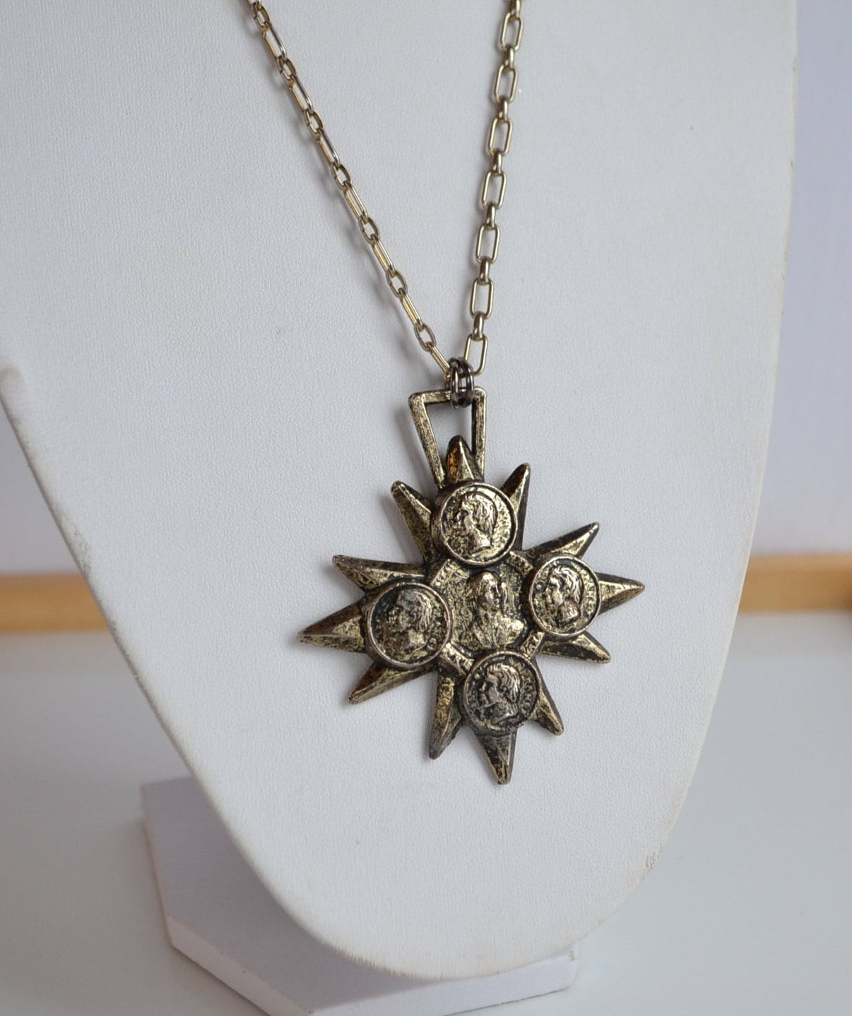 Vintage Silberfarbenes Metall Malteser Kreuz Und Kunstmünzen Statement Halskette von pinklilashop