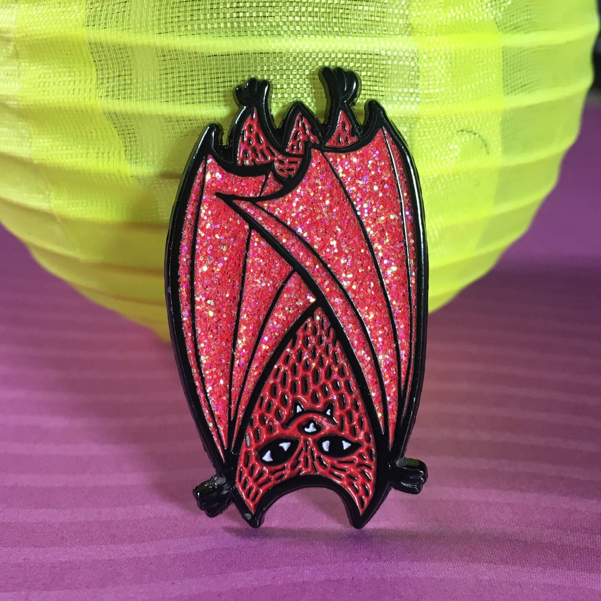 Rote Glitzer Fledermaus Soft Emaille Gliiter Pin von pinkowlet