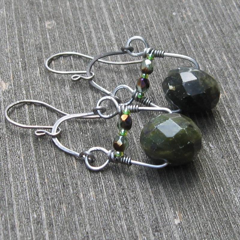 Grüne Nephrite Jade Ohrringe Stahl Sterling Silber von pinkpetalstudio