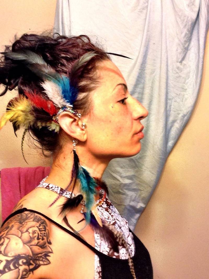 Tierversuchsfreie Feder Festival Ohrmanschette Mit Baumeln Ohrring Und Heilsteinen von pixie1377