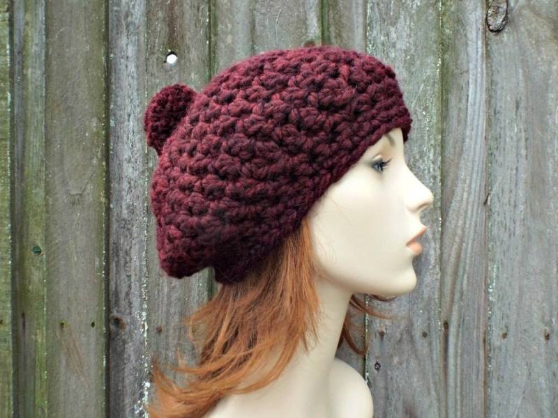 Gehäkelte Mütze, Damenmütze, Herrenmütze, Wintermütze, Slouchy Beanie, Baskenmütze, Bommelmütze, Weinrot von pixiebell