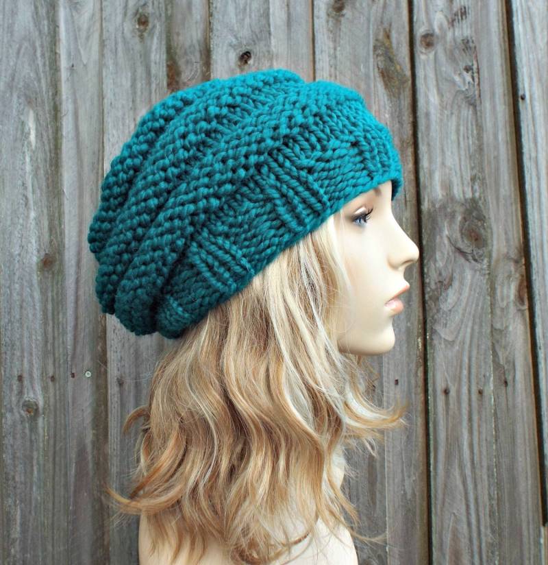 Handgestrickte Baskenmütze, Damenmütze, Herrenmütze, Wintermütze, Strickmütze, Bienenkorb Baskenmütze Pfauenblau Handgestrickte Baskenmütze, Damenmütze, Herrenmütze, Wintermütze, Strickmütze, Bienenkorb Baskenmütze Pfauenblau von pixiebell