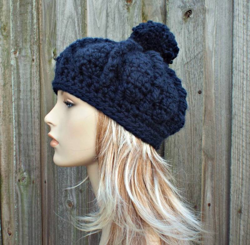 Übergroße Häkelmütze Mit Pom Pom, Grobstrick Häkelhut, Damenmütze, Herrenmütze, Wintermütze, Monarch Baskenmütze, Marineblau Übergroße Häkelmütze Mit Pom Pom, Grobstrick Häkelhut, Damenmütze, Herrenmütze, Wintermütze, Monarch Baskenmütze, Marineblau von pixiebell