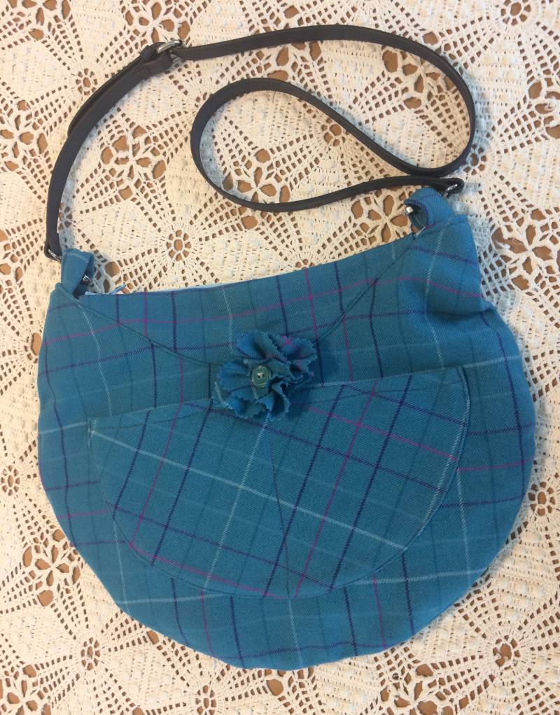 Türkis - Pink Magenta Weiß Karierte Wolle Halbkreis Mittelgroß Crossbody Umhängetasche Türkis - Pink Magenta Weiß Karierte Wolle Halbkreis Mittelgroß Crossbody Umhängetasche von plaidsandtweeds